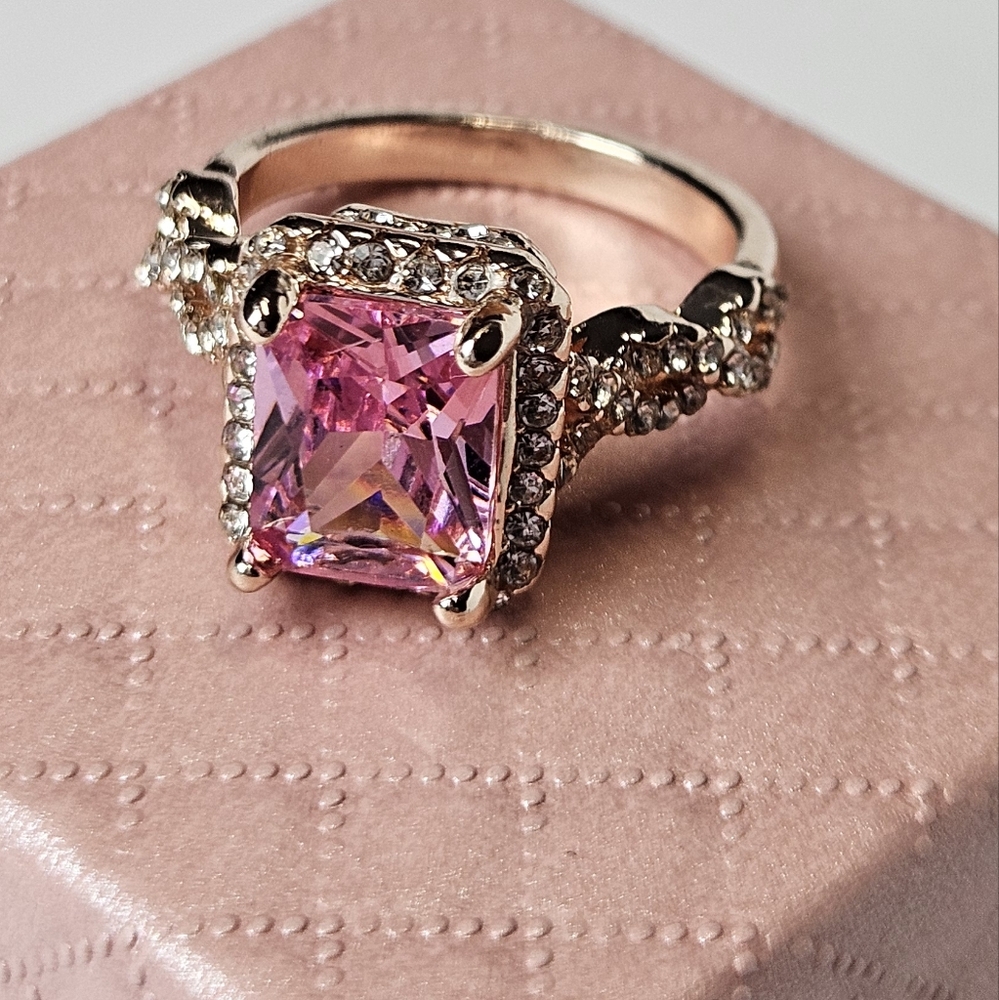 Elegant Gold Tone Ring with Pink Stone (NWOT)